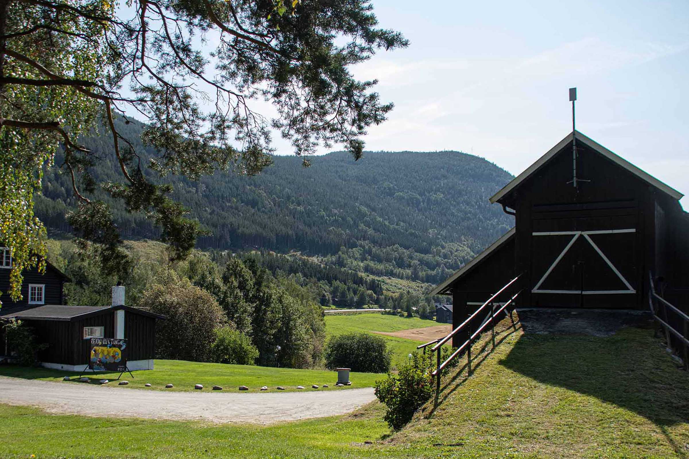 låvetrappen og låven ved Sjoa raftingcenter med en betagende udsigt