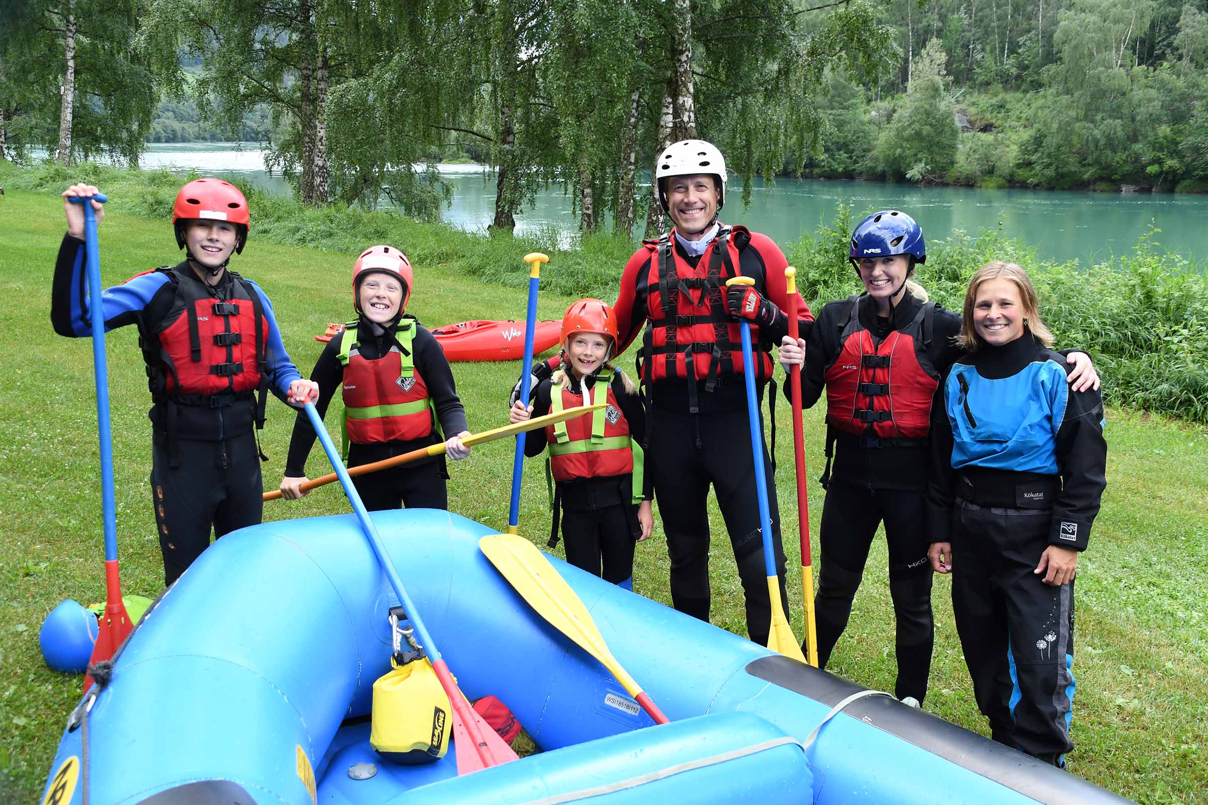 Familie med to voksne og tre barn klare for raftingtur
